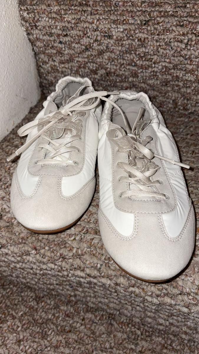 Item: White Smokey Grey, US7.5