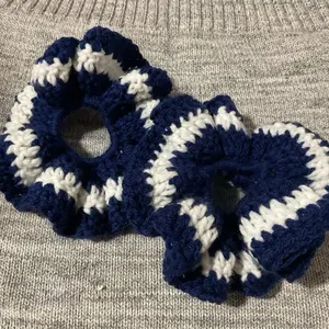 Big crochet ruffle scrunchies