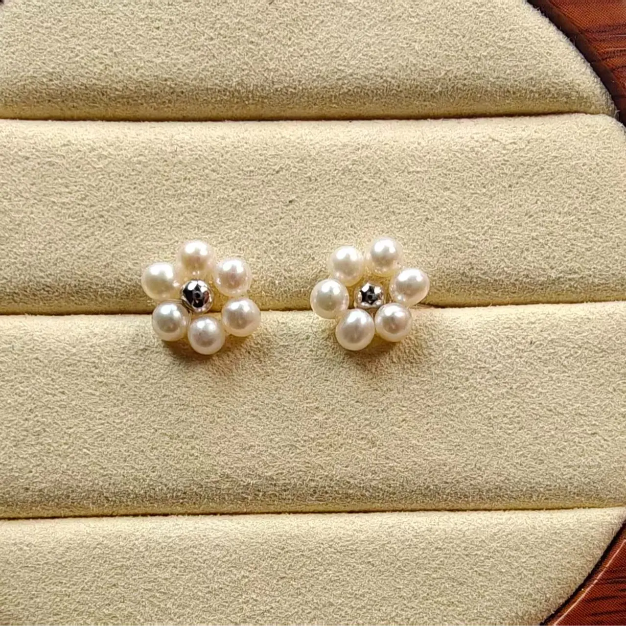 ER12 — 3–4 mm designer fresh flower stud earrings; silver color / gold color