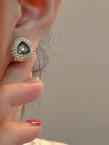 1 pair of gorgeous sparkling heart-shaped rhinestone earrings for women, fashionable and elegant, suitable for daily wear, the perfect gift for women