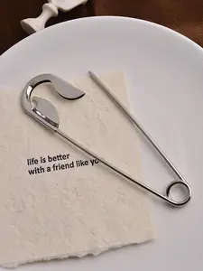 A minimalist-style metal large safety pin hairpin, suitable for daily wear, vacation dates, and other occasions, and also a delightful and exquisite small gift.