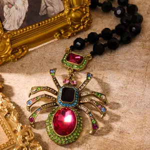 A Vintage, Elegant, Luxurious, And Extravagant Jewelry Neckl, Featuring a Pendant Made of Alloy Base Adorned with Gemstones, Strung with Glass Beads, Ma It a Suitable Choice for Daily Wear, Parties, Banquets, Or As a Gift.