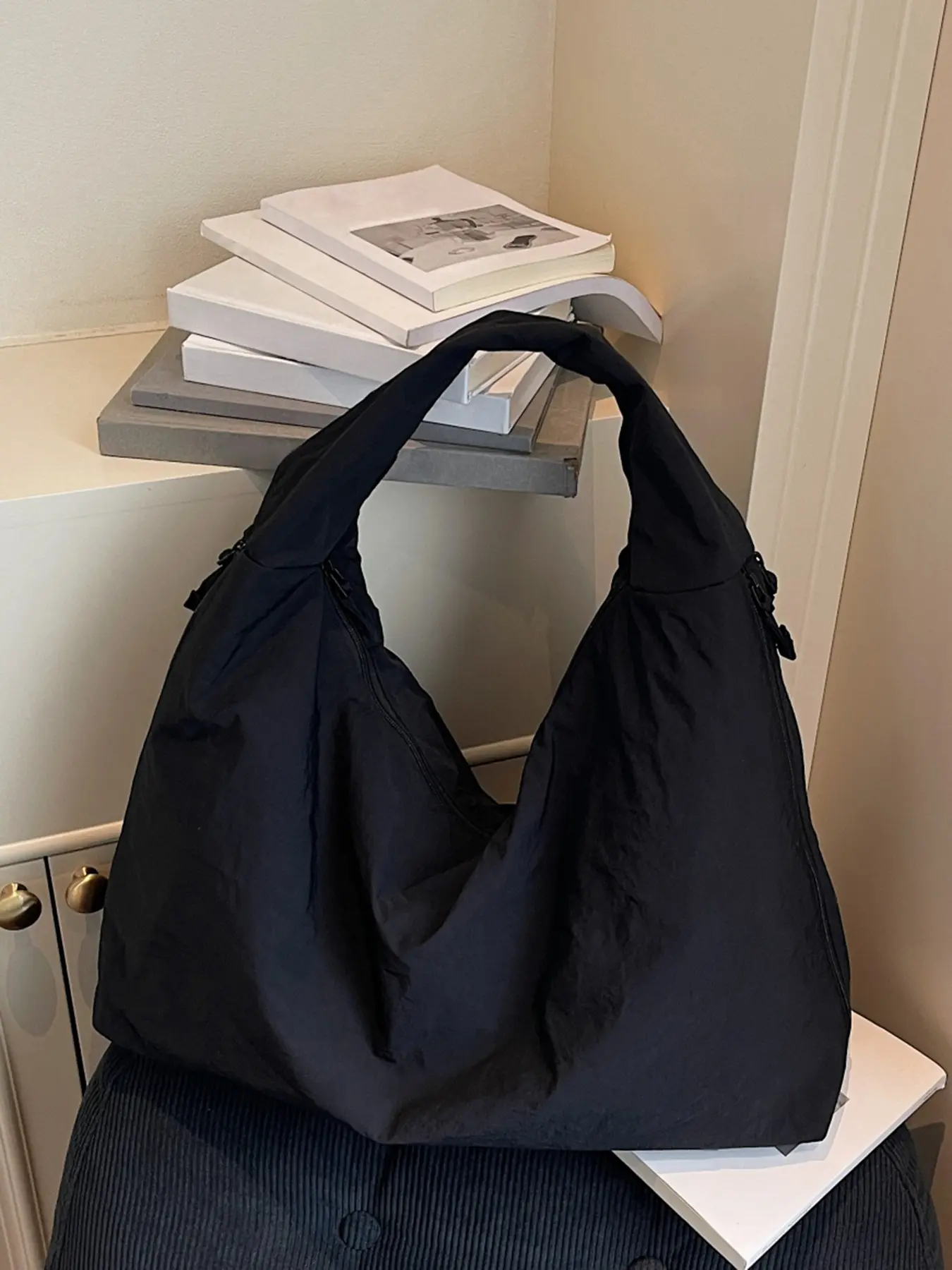Minimalist practical style light colored dumpling bag with folded shape, large capacity, wide shoulder strap, side zipper bag, student party, office worker, commuting, short distance travel, versatile leisure bag.