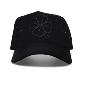 Trébol SnapBack Hat with Black Clover Embroidery and Glitter Detail for Stylish Outfits