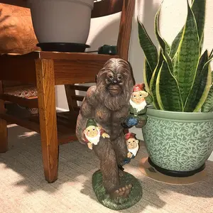 [Popular Choice] 1pc Whimsical Bigfoot & Gnome Resin Statue - Charming Outdoor Yard Art Sculpture, Perfect for Garden, Patio, Deck, Office, Fence Decor - Durable, No Power Needed Solar Garden