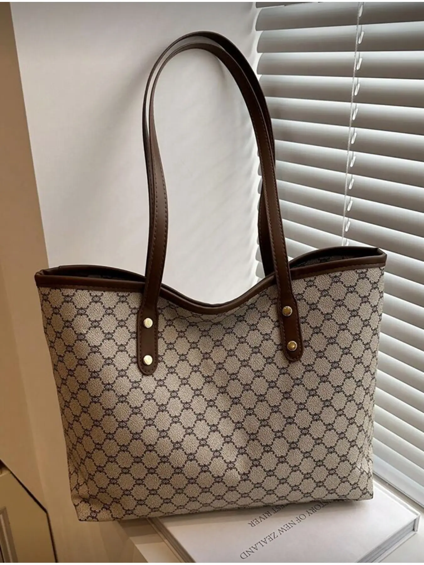Women s Khaki PU Crossbody Bag with Zip Retro Pattern Large Capacity Casual Rivet Print Casual Commuter Bag Casual Trendy Bag Casual Trendy Purse