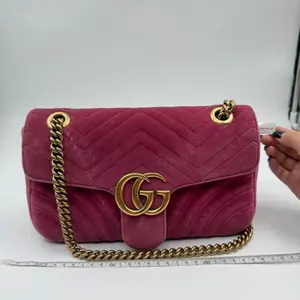 Pre-owned GUCCI Quilted velvet with microfiber lining and antique gold-tone hardware Flap shoulder bag GG Marmont Small Shoulder Bag in Pink Velvet with Quilted Design and Gold Hardware GG92Fei