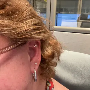 Product Review of Cate & Chloe Bianca 18k White Gold Plated 25mm Hoop Earrings for Women – 34 Simulated Diamond Crystal Hoops – Hypoallergenic, Lead & Nickel Free Lightweight Earrings with Secure Latch Back – Premium Gift Box Included, American Owned Brand from S**r