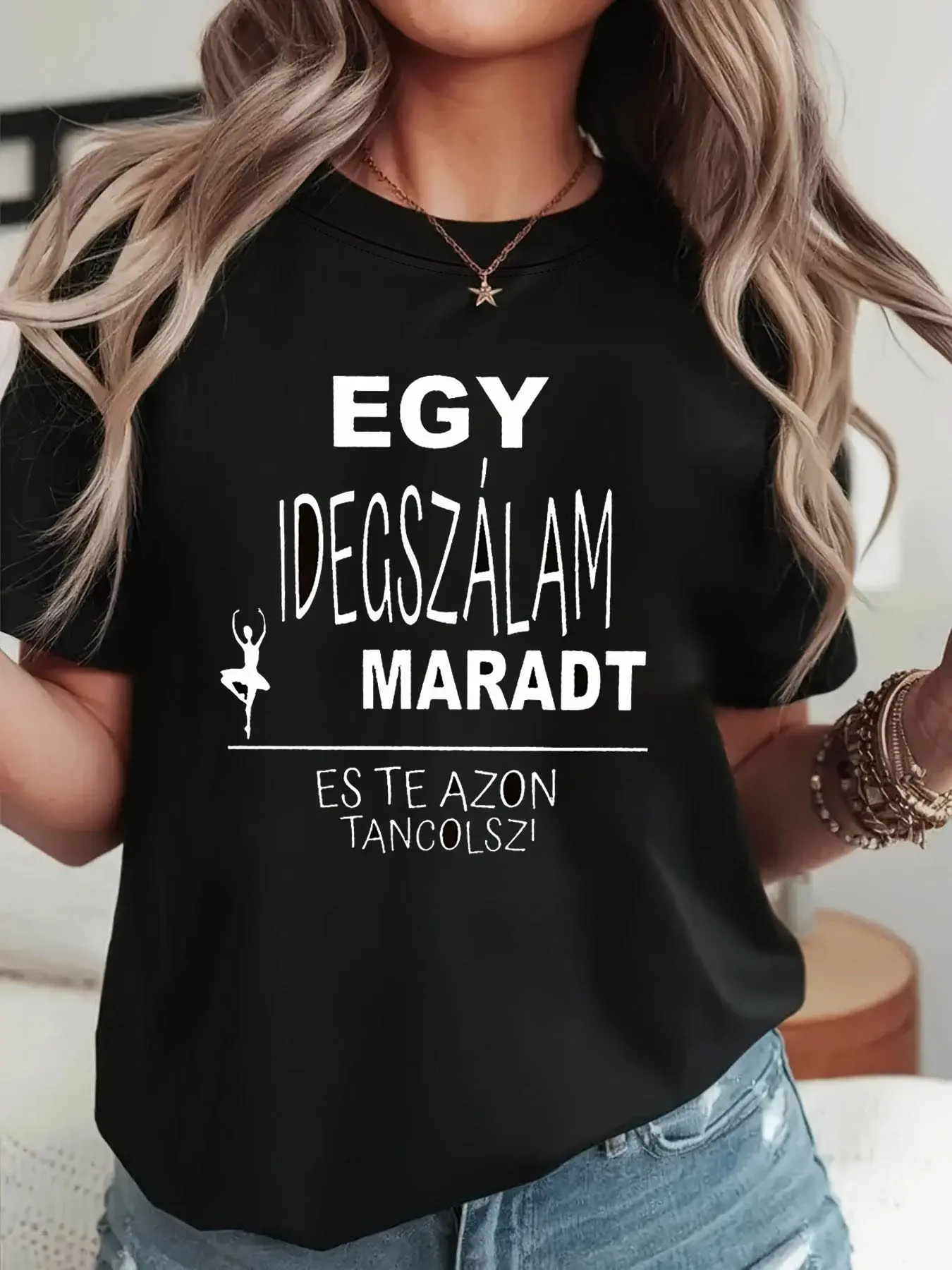 EGY IDEGSZALAM MARADT ES TE AZON TANCOLSZ Letter Print Women'S T-Shirt, Short Sleeve Crew Neck Casual Top for Summer & Spring, Women'S Clothing
