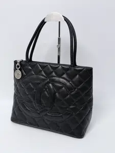 Pre-owned CHANEL leather top handle bags Timeless Medallion Tote Black Quilted Caviar ZS006CC