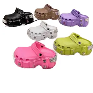 Pantuflas punk, remaches, plataforma junto