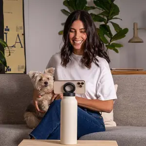 Magnetic phone holder insulated water bottle, 710ml, keeps drinks hot or cold, made of food-grade stainless steel. Perfect for using your phone, browsing, and watching TV. A great gift choice for 2026.