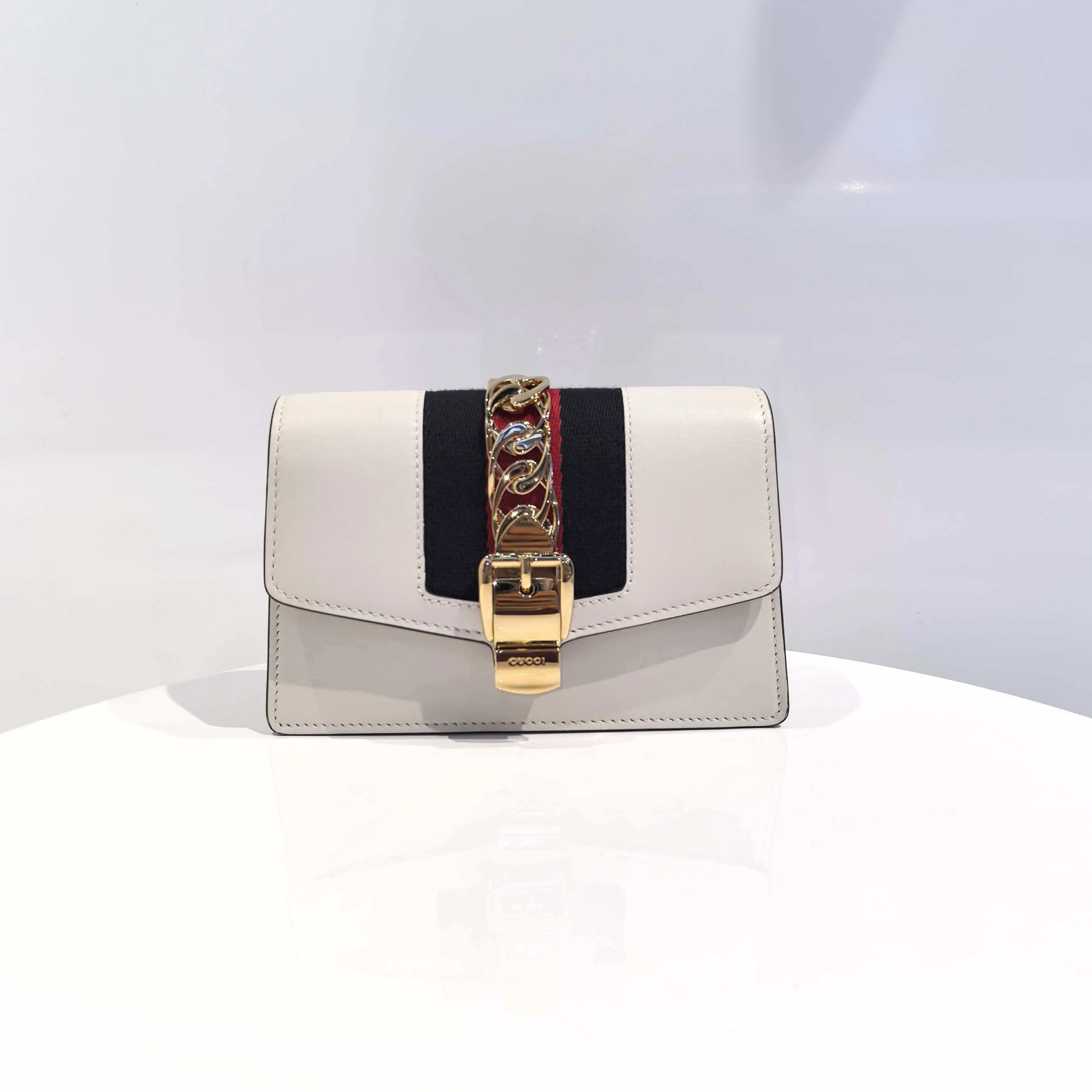 Pre-owned GUCCI Sylvie Mini Ribbon Chain Bag in White Black and Red Cowhide with Gold Hardware for Versatile Use