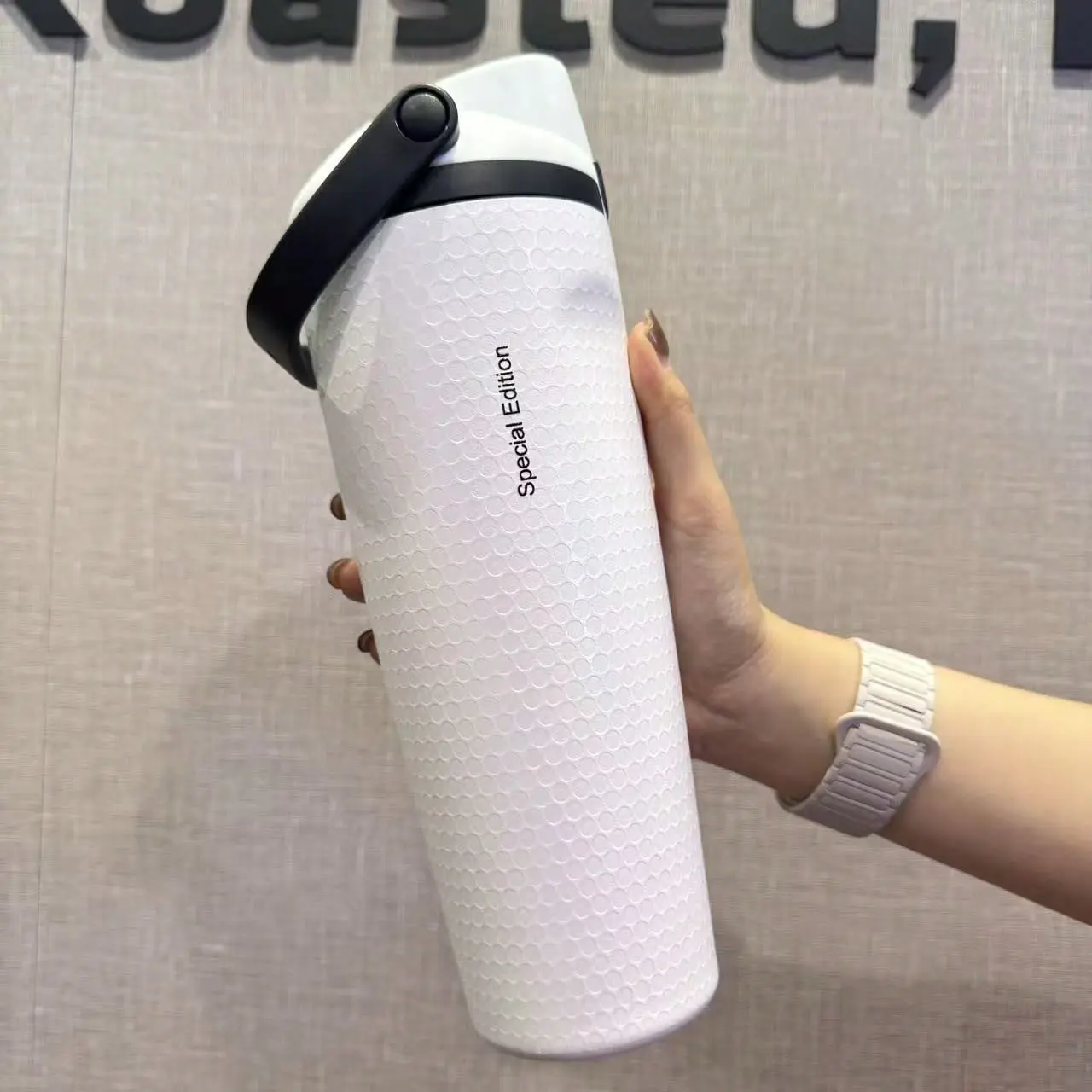 BFC 30oz High-Capacity Insulated Tumblers With Honeycomb Texture Crafted From Stainless Steel For Long-Lasting Hot And Cold Retention Portable Carry Handle
