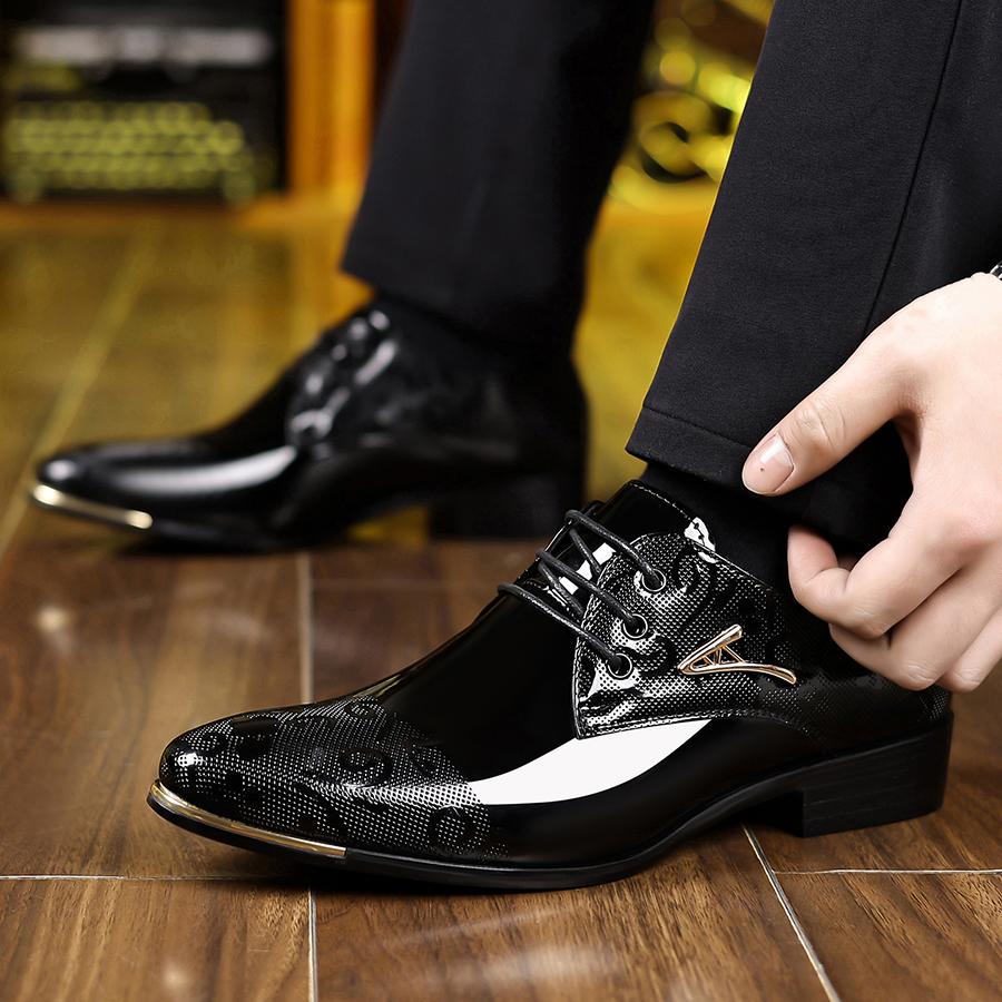 Men’s Oxford dress shoes with wingtip design — smooth leather, embossed detailing, stylish and comfortable, suitable for business and formal occasions