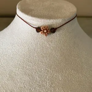 flower choker with glass beads  - collar con un flor y bolitas de glass- cord necklace