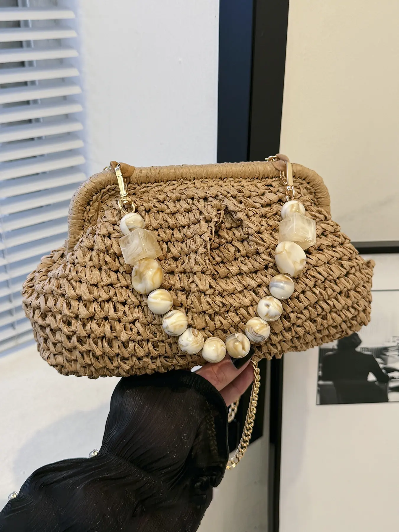 Holiday-style straw underarm bag, beaded chain decoration, literary style woven small shoulder bag, Hobo shoulder bag, Embellished shoulder bag, exquisite and versatile, suitable for daily commuting, shopping, afternoon tea
