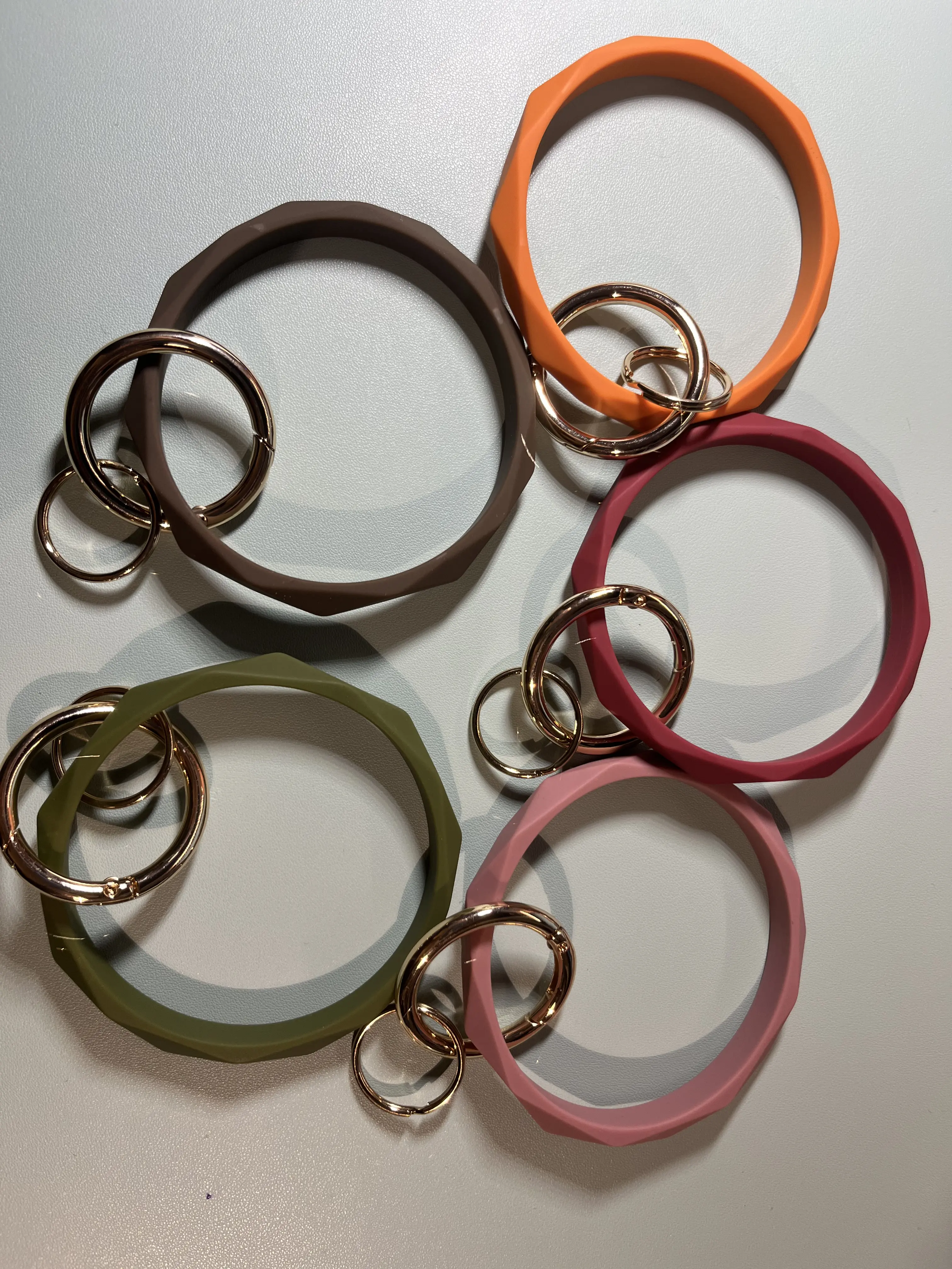 Women's Minimalist Silicone Round Keychain - Everyday Fashion Accessory, Simple Look Casual Costume Jewelry Bangle Keychain