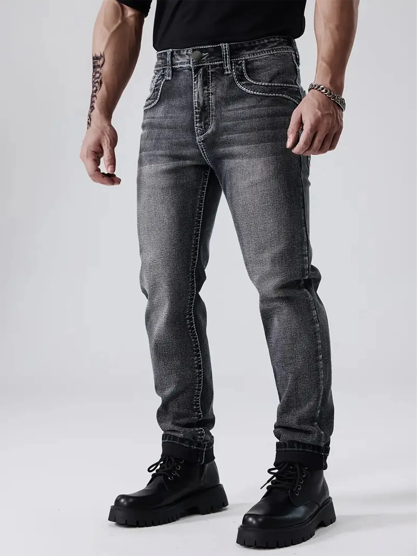 Men’s vintage washed American flag V-graphic embroidered jeans with contrast stitching, flap pockets, slim straight fit, stretch denim; Western street casual long pants; distressed slim-fit jeans; premium denim fabric—stretchy and breathable, slimming cut
