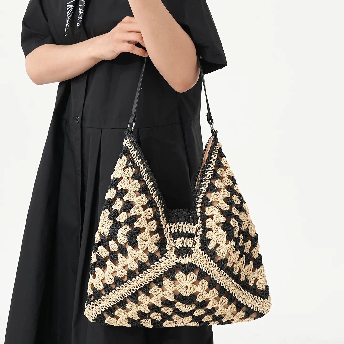 Hollow-out paper rope straw bag, new handmade woven bag for women, large-capacity shoulder tote bag, vacation beach bag