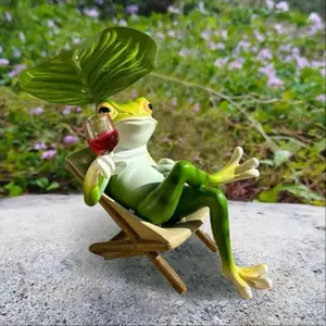 Cute Frog Mini Resin Ecological Tank Decoration, Vibrant Berries and Leaves, Indoor Outdoor Weather Resistant Garden Ornament, Handmade Animal Decor