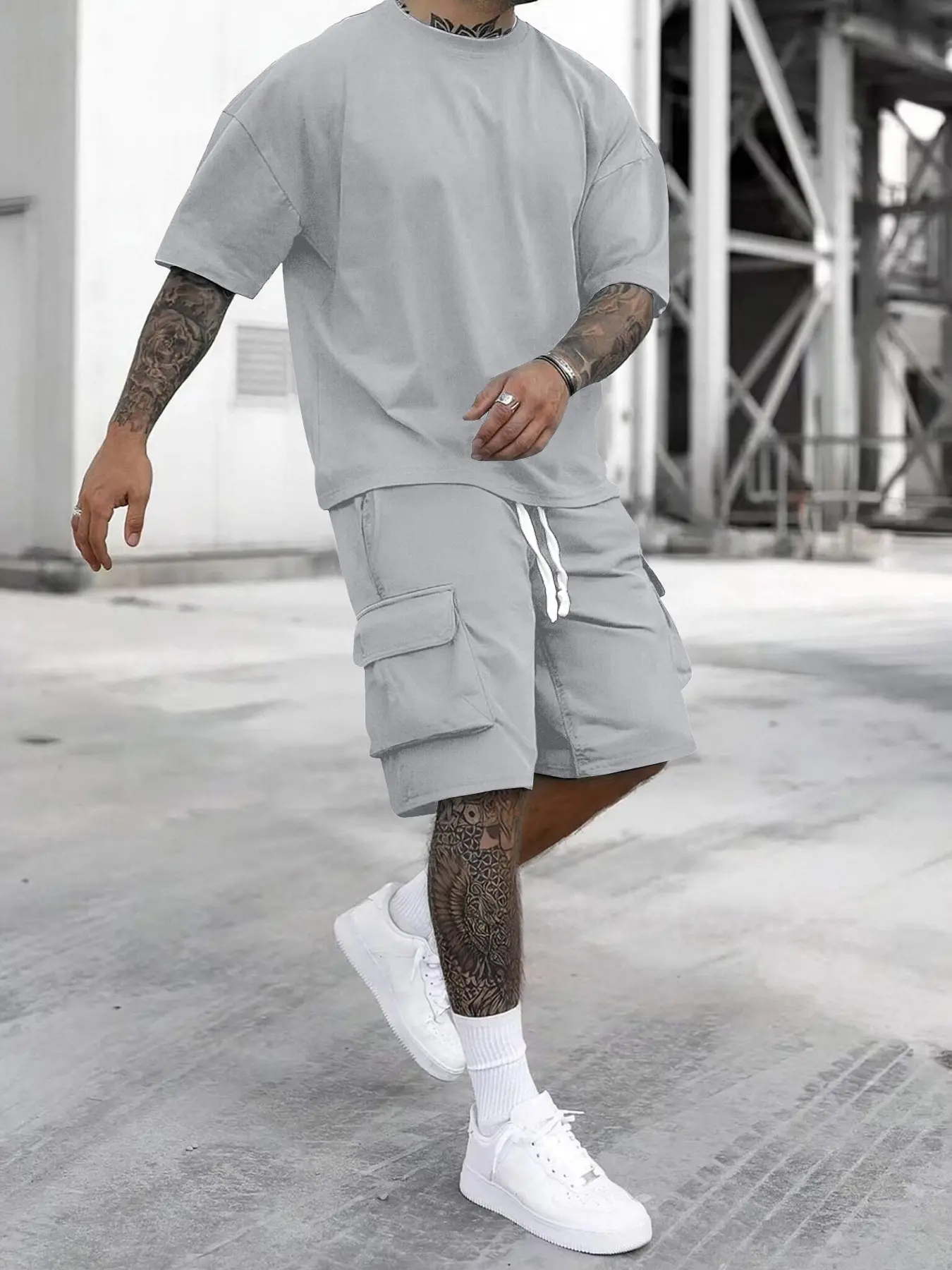 Men’s two-piece set: stylish summer outdoor sportswear featuring a breathable short-sleeve T-shirt and elastic-waist shorts, suitable for trendy travel and athletic apparel sets.