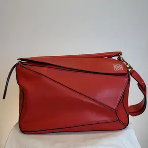Pre-owned Loewe Leather tote bags Medium Puzzle Calfskin Red (lb031926v0)
