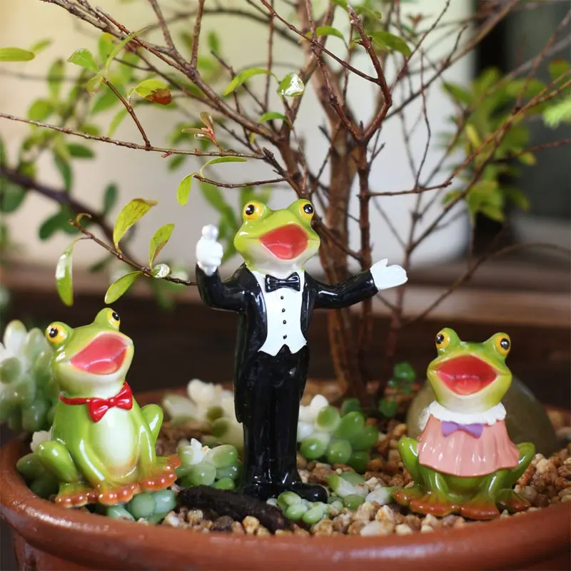 Creative realistic resin statues of three frogs, cute animal decorative items, home table ornaments, handicraft frog chorus outdoor garden flower pots and lawn potted plants for decoration.