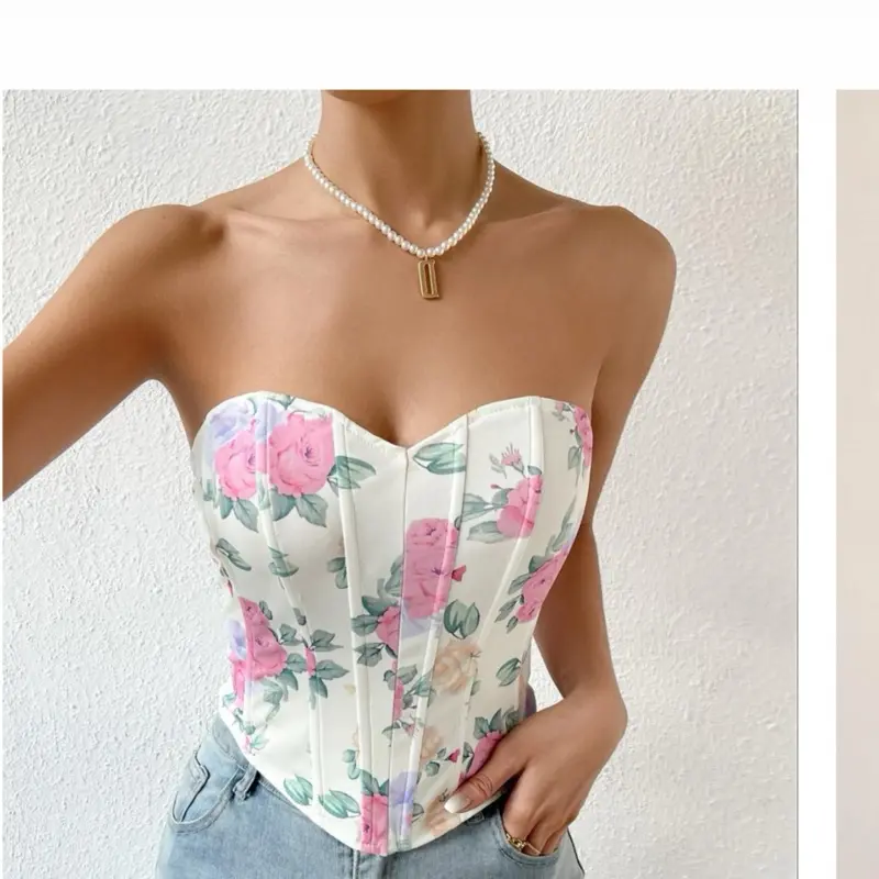 Top con corset sin espalda con un frente envolvente con estampado floral en forma de corazón y una silueta ceñida con ballenas.
