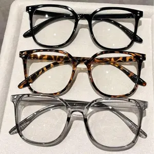 3 pairs of unisex classic square glasses, which can be matched with couples and girlfriends to take pictures, work, watch TV, and play with mobile phones.