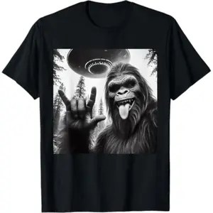 short sleeve shirt  Funny Sasquatch Bigfoot Rock On Selfie With UFO Alien T-Shirt casual crew neck cotton t-shirt