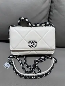 Pre-owned CHANEL HANEL 19BAG Magnetic Closure WOC 19cm