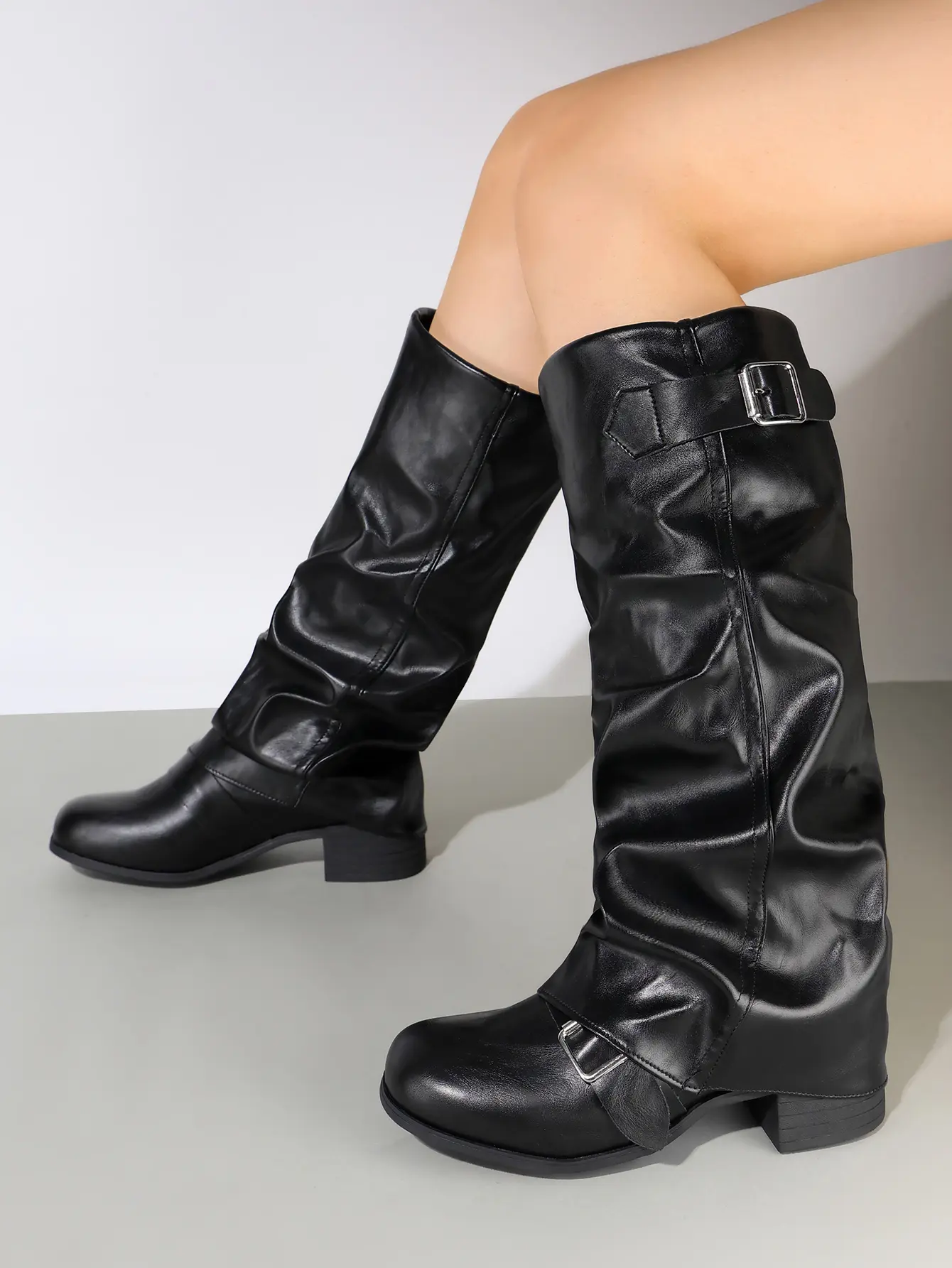 Slouchy knee-high boots、buckle knee boots、retro '90s boots、women's fall boots、chocolate brown boots、low block-heel boots、vintage leather boots、fall wardrobe staple、cowboy buckle boots、knee-high boots for jeans、boots for a mini skirt