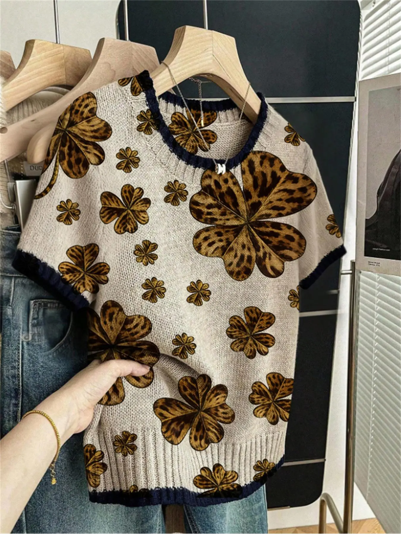 Women's Leopard Leaf Print Round Neck Sweater, Casual Fitted Short Sleeve Knitwear, Comfortable Warm Clothing for Spring Fall Winter