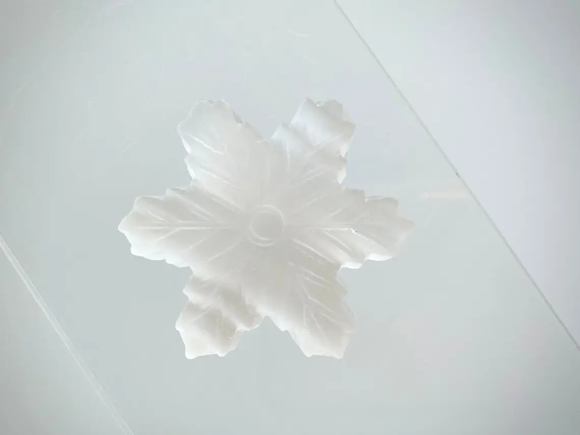 Shimmering Large Detailed Selenite Snowflake Crystal Carving 30g 1.1oz 5cm 2” Selenite Snow Flake Carving Natural Selenite Christmas Carving