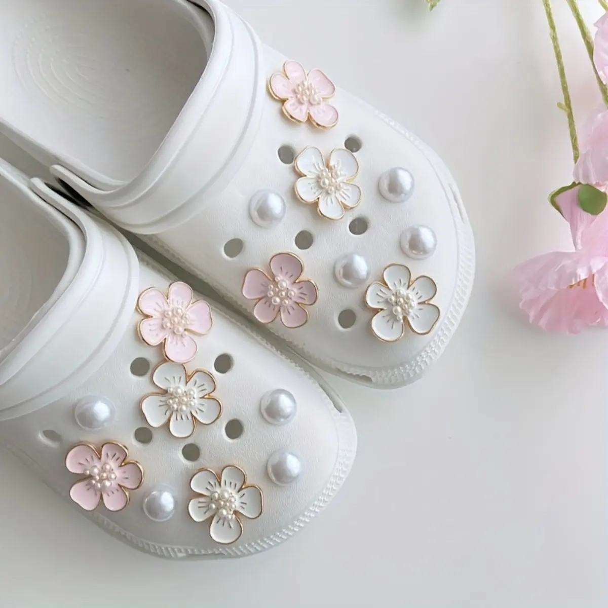 16PCS Pearl Flower Shoe Charms Set, Cute Pink White Blossom Clog Accessories, Aesthetic Shoe Charms for Crocs Clogs Sweet Party Fashion Accessories for Women Girls Halloween Accessories Shoe Decoration Cute Shoe Decorations