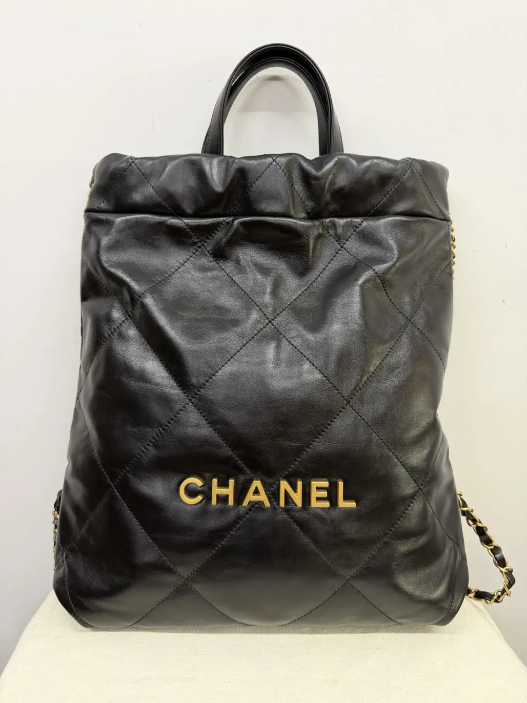 Pre-owned CHANEL 22 Small Backpack in Black Quilted Calfskin Leather with Gold Tone Hardware (Chip collection)