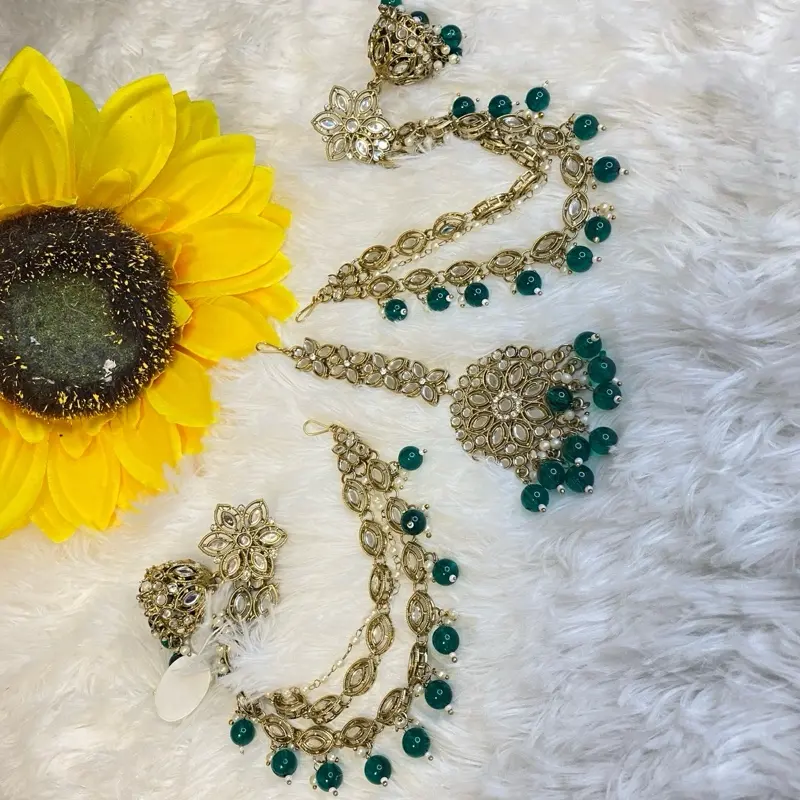 Earing tikka set