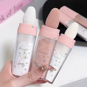 Three-color high-gloss loose powder brightens the contour of the whole face and creates a natural three-dimensional gloss makeup effect. With a blush highlight stick, it is suitable for holiday parties, music festivals and other occasions.