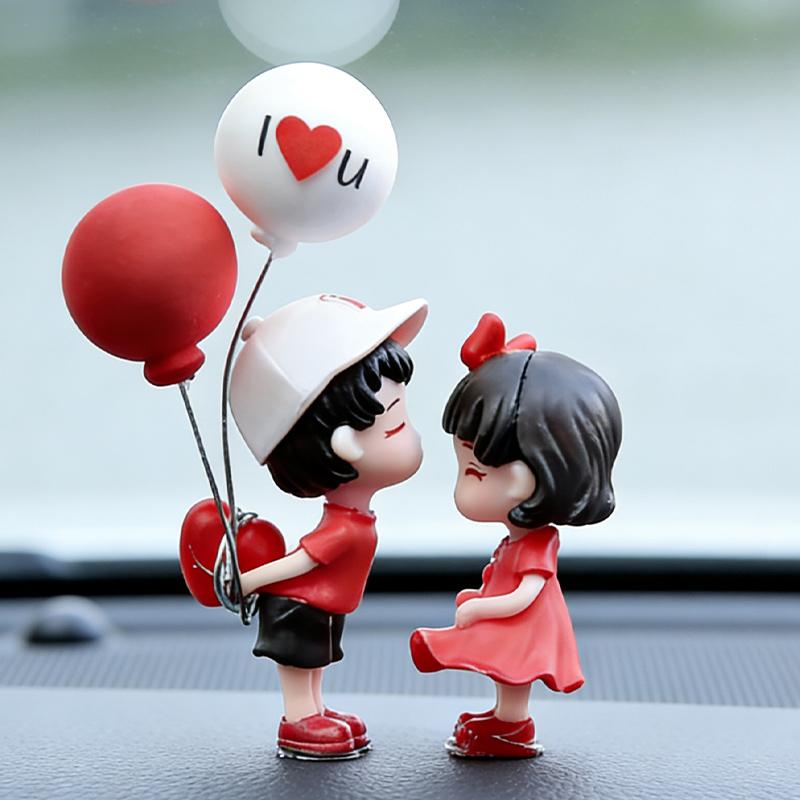 Cute Couple Car Dashboard Decorations, Lovely Couple Kiss Cartoon Figurines Car Ornament, Resin Material Boy Girl Car Interior Decoration with Balloon for Car Dashboard Gifts