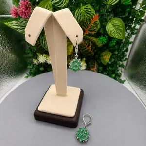 Aretes de plata 925 con esmeraldas naturales.