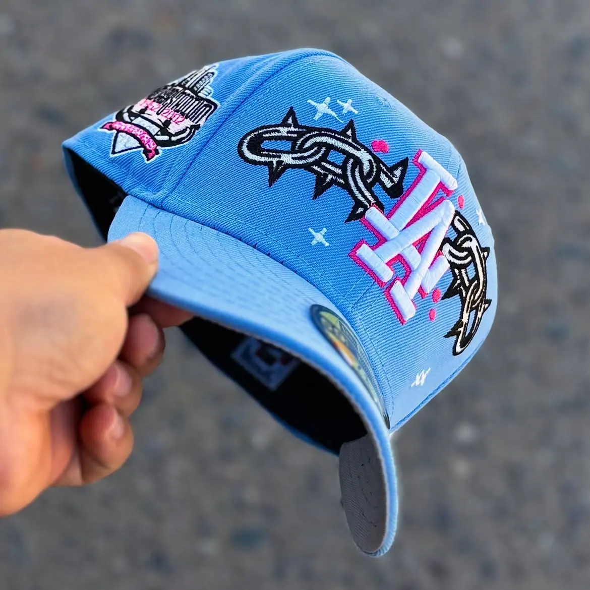 New Era Los Angeles Dodgers 9FORTY Hat – Sky Blue Curved Brim Baseball Cap With Chain Embroidery, Pink and White LA Logo, Side Patch Detail, Collector’s Limited Edition 2026 Urban Streetwear Gorra premium, moda urbana para hombres y mujeres