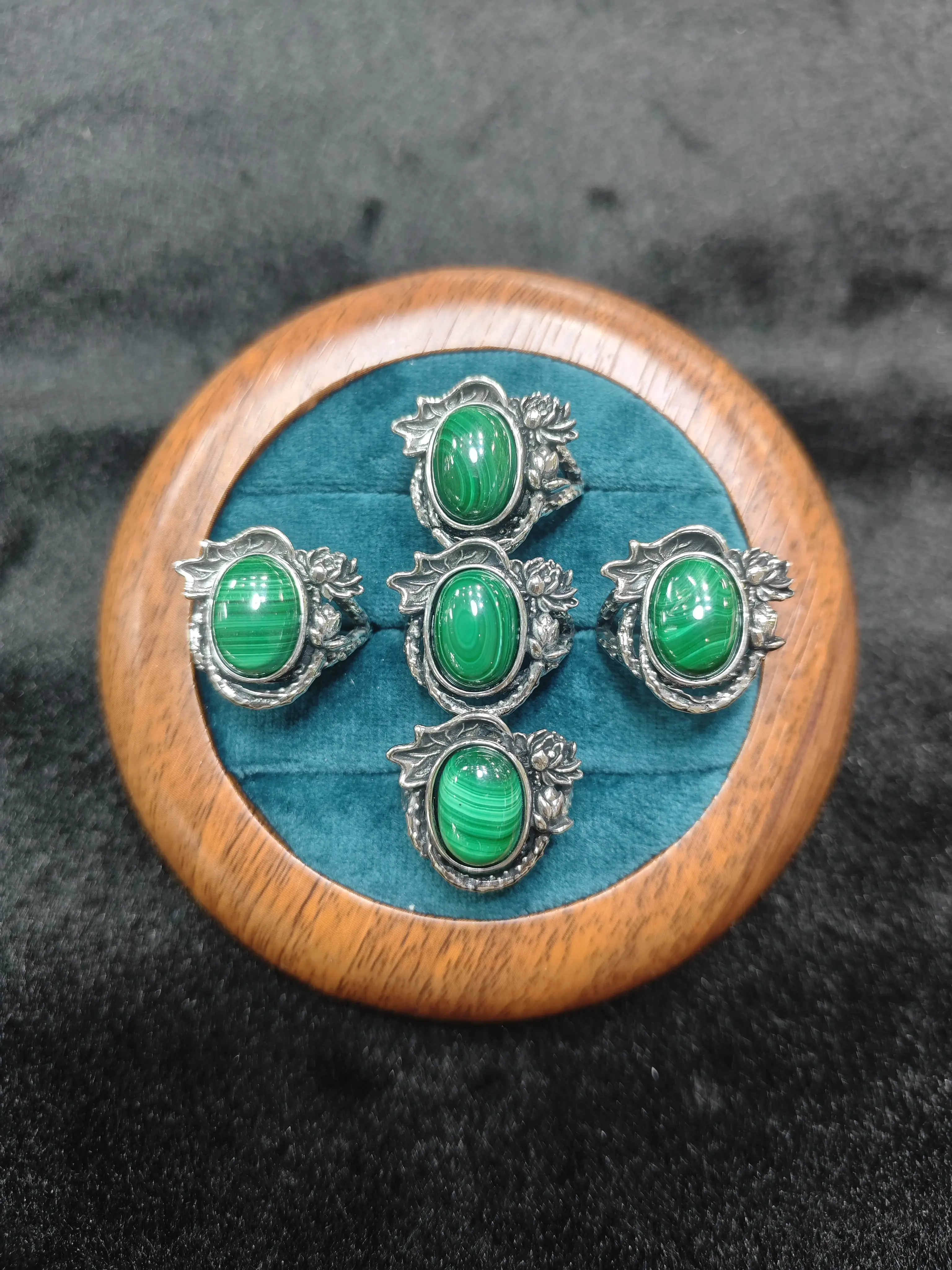 Raya(14301)gc.Vintage Baroque Malachite Statement Ring - Silver Tone Floral Carving Adjustable Emerald Green Oval Jewelry