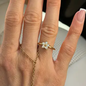 EVRY JEWELS Gold or Silver Plated Women's Daisy Kiss Ring