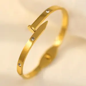 Pulsera de acero de titanio galvanizado que no se decolora, estilo lujoso, clavo dorado.