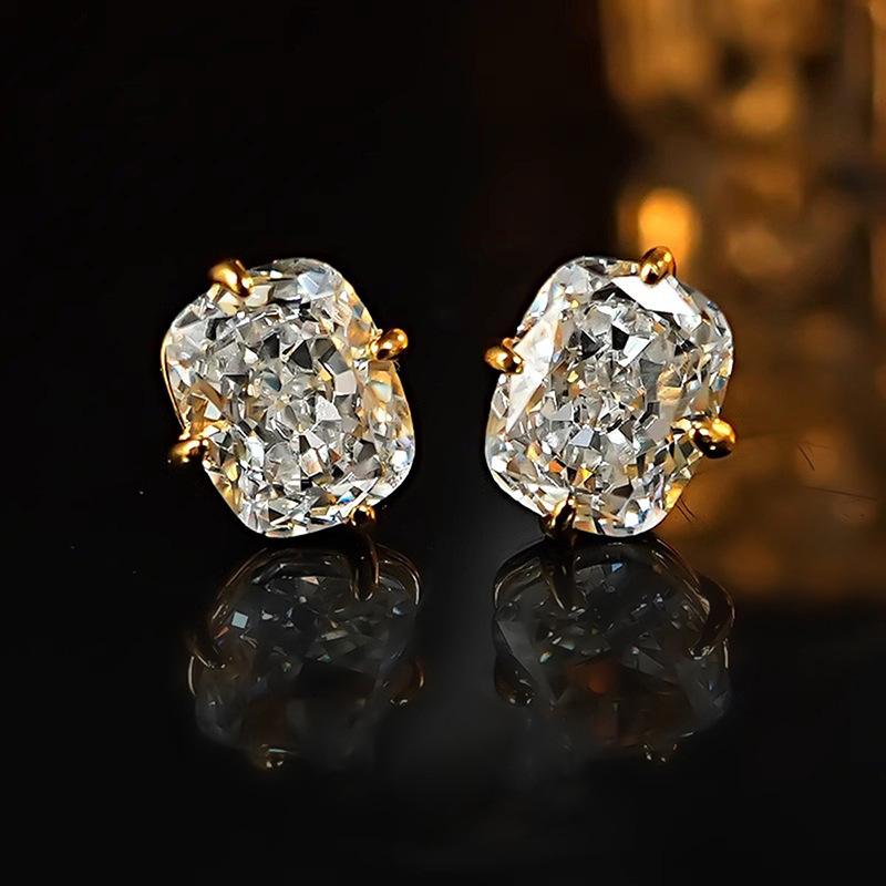 A Pair of Classic And Versatile Oval Stud Earrings with Four-Claw Zirconia Inlay, Suitable for Women for Everyday Casual Wear, Work, And Commuting
