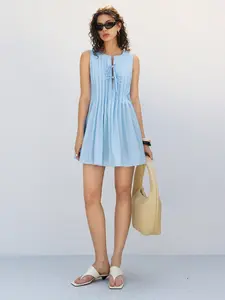 A solid-colored sleeveless pleated dress with a tie, Casual dresses, featuring a fresh and lively style, perfect for casual occasions such as summer street strolls, afternoon tea with friends, or short and light vacations