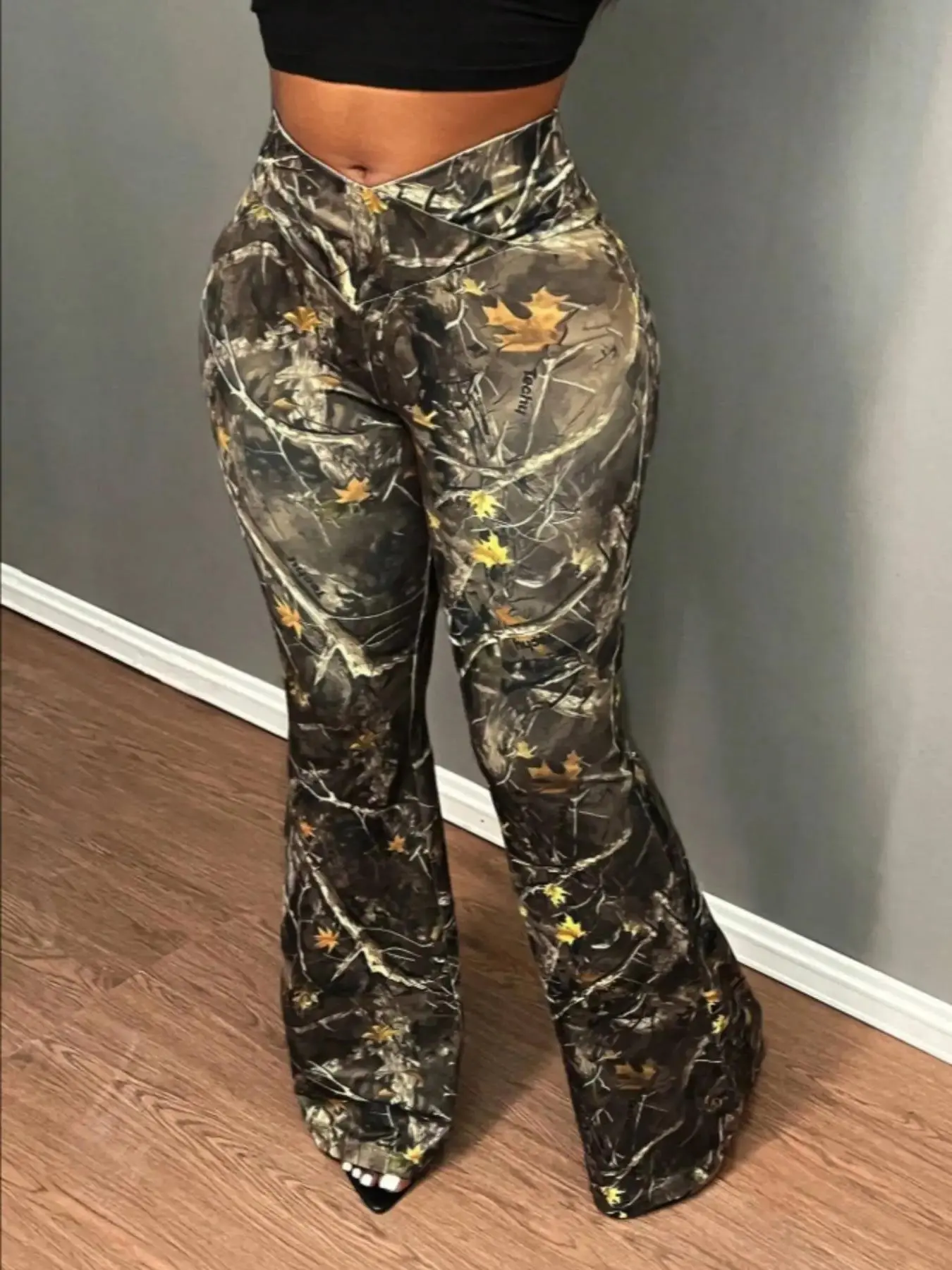 Women's Camo Print Flare Leg Pants, Casual Comfy Trousers for Daily Wear, Ladies Bottoms for Summer, Camouflage Pants, Casual Chic Trousers, Casual Streetwear Pants, Casual Fitted Bottoms, Casual Fashion Pants