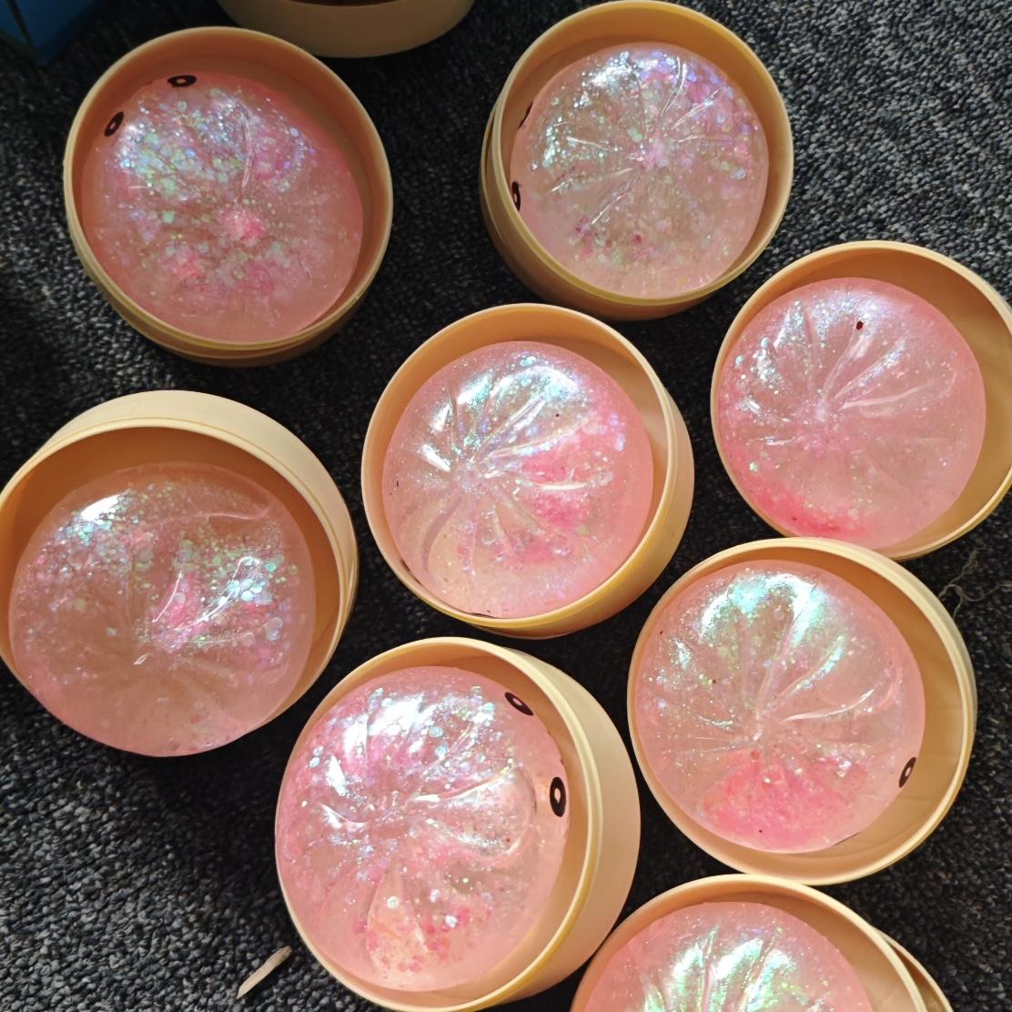 Glitter Smiling Dumpling Squishy with Steamer Box – Maltose Texture Soft TPR Fidget Toy for Kids & Adults, Cute Emoji Squeeze Ball, Ideal for Stress Relief & Gifting