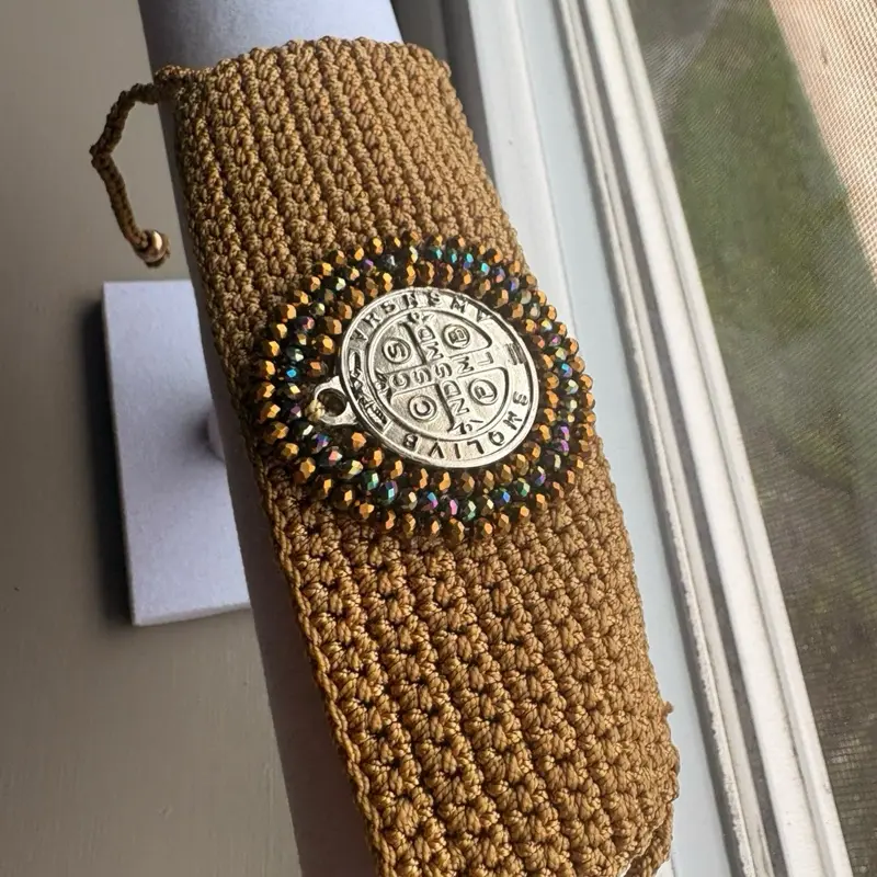 Medalla grande en manilla tejida. DORADA